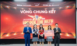 Học sinh các trường THPT căng thẳng, kịch tính tranh giải tại Cuộc thi hùng biện Tiếng Anh liên trường