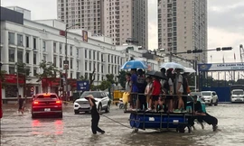 Sở GD&ĐT Hà Nội thông báo khẩn ứng phó bão Matmo: Học sinh lỡ đến trường sẽ thế nào?