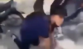 Hà Nội: Học sinh bị bắt quỳ, liếm biển số xe máy