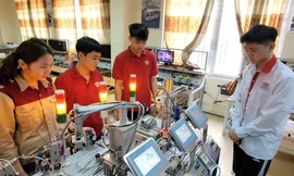 Làm sao để công nhân lắp ốc vít, sửa ô tô cũng 'thạo' tiếng Anh