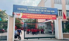 Nam sinh túm tóc, ghìm đầu cô giáo: Vì sao học sinh không can ngăn?
