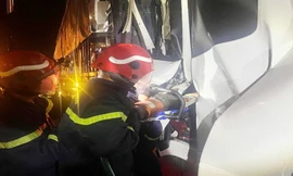 Dùng máy cắt thủy lực giải cứu 2 người mắc kẹt trong cabin sau tai nạn ở TPHCM