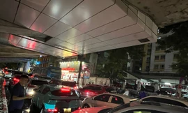 Hà Nội: Đường phố thành sông, học sinh lội nước 4 tiếng vẫn chưa về đến nhà