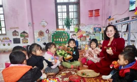 Lương chỉ 4 triệu, cô giáo vùng khó vẫn giữ lớp, nuôi trẻ bằng mô hình 'bán trú dân nuôi'