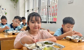 Dạy học 2 buổi/ngày: Phụ huynh ‘khổ vì đón con’, trường loay hoay tìm giải pháp