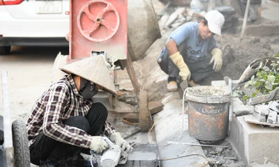 Hà Nội siết chặt kiểm soát bụi mịn từ công trường lát vỉa hè