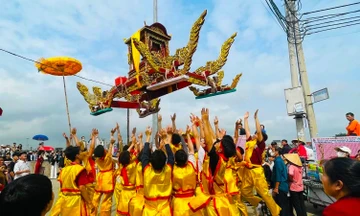 Màn tung kiệu và cướp lộc ở ngôi đền thiêng nhất Nghệ An