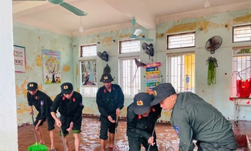 Bộ đội, công an hỗ trợ người dân Hà Tĩnh dọn dẹp sau lũ