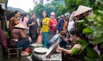 Phiên chợ quê khiến hàng nghìn người dân thích thú