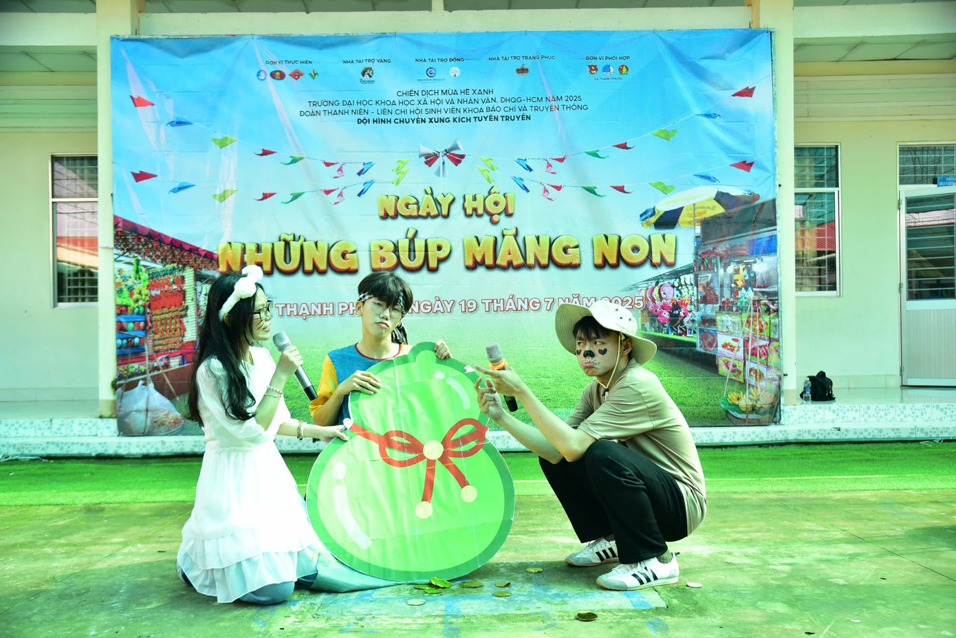 Vở kịch Quả bầu tiên truyền tải nhiều thông điệp ý nghĩa đến các em nhỏ. z6832221585932-7fe48640d64b6ed8a909ad1e999071ab.jpg