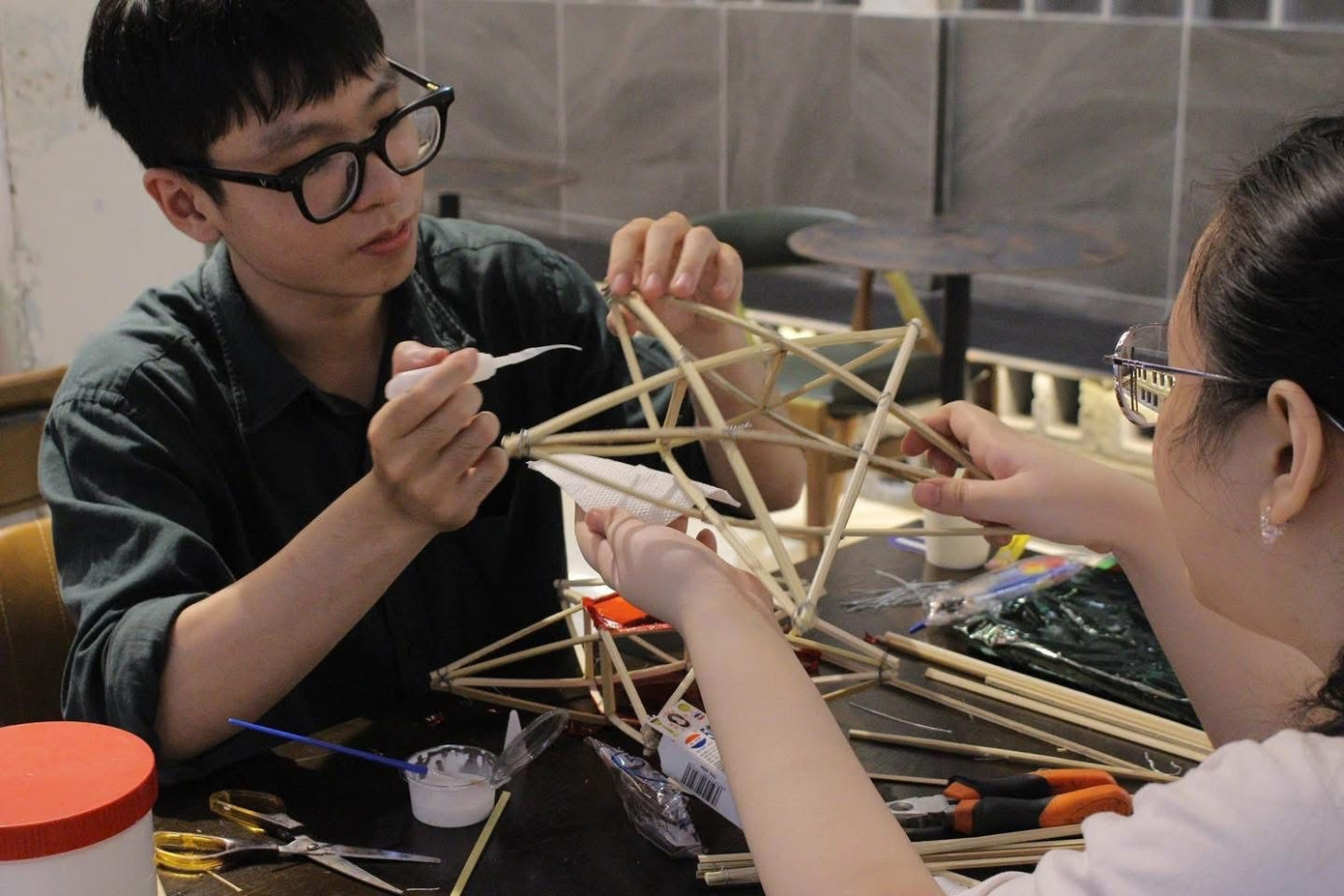 Mỗi chiếc lồng đèn là kết quả của đầy ắp tình yêu thương. (Ảnh: BT Volunteer) img-1756.jpg