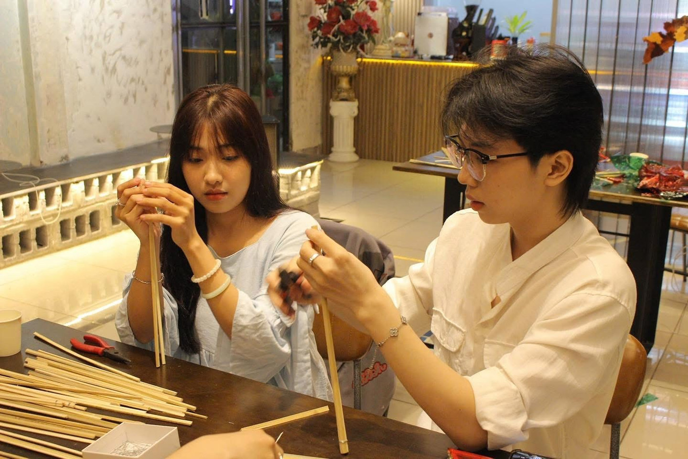 Các bạn trẻ cẩn thận lắp ghép những nan tre và giấy kiếng thành một chiếc lồng đèn hoàn thiện. (Ảnh: BT Volunteer) img-1755.jpg