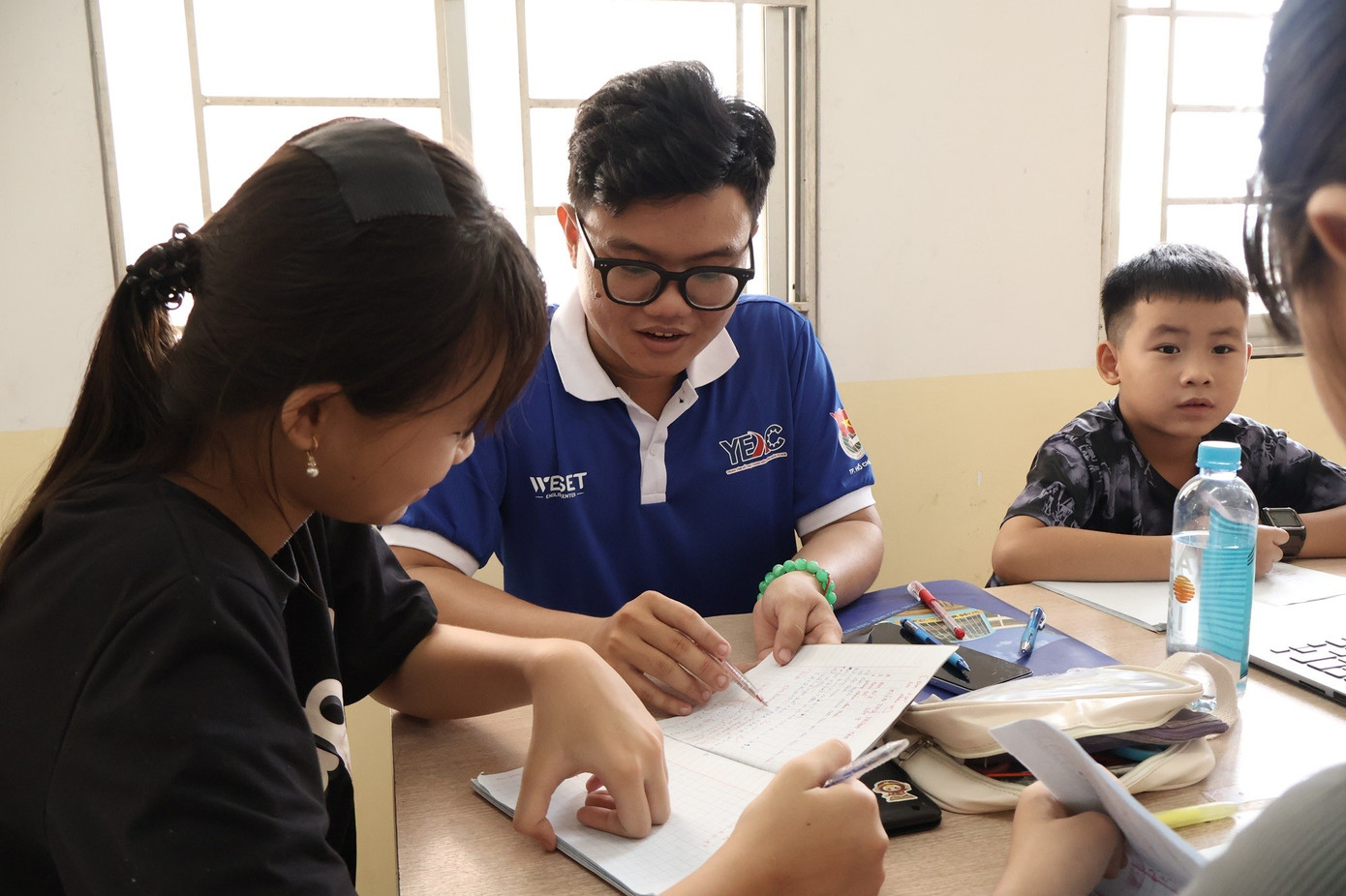 Duy Tân cẩn thận giảng bài cho học sinh tại lớp học Khu lưu trú 51. (Ảnh: Huỳnh Anh) anh-4.jpg