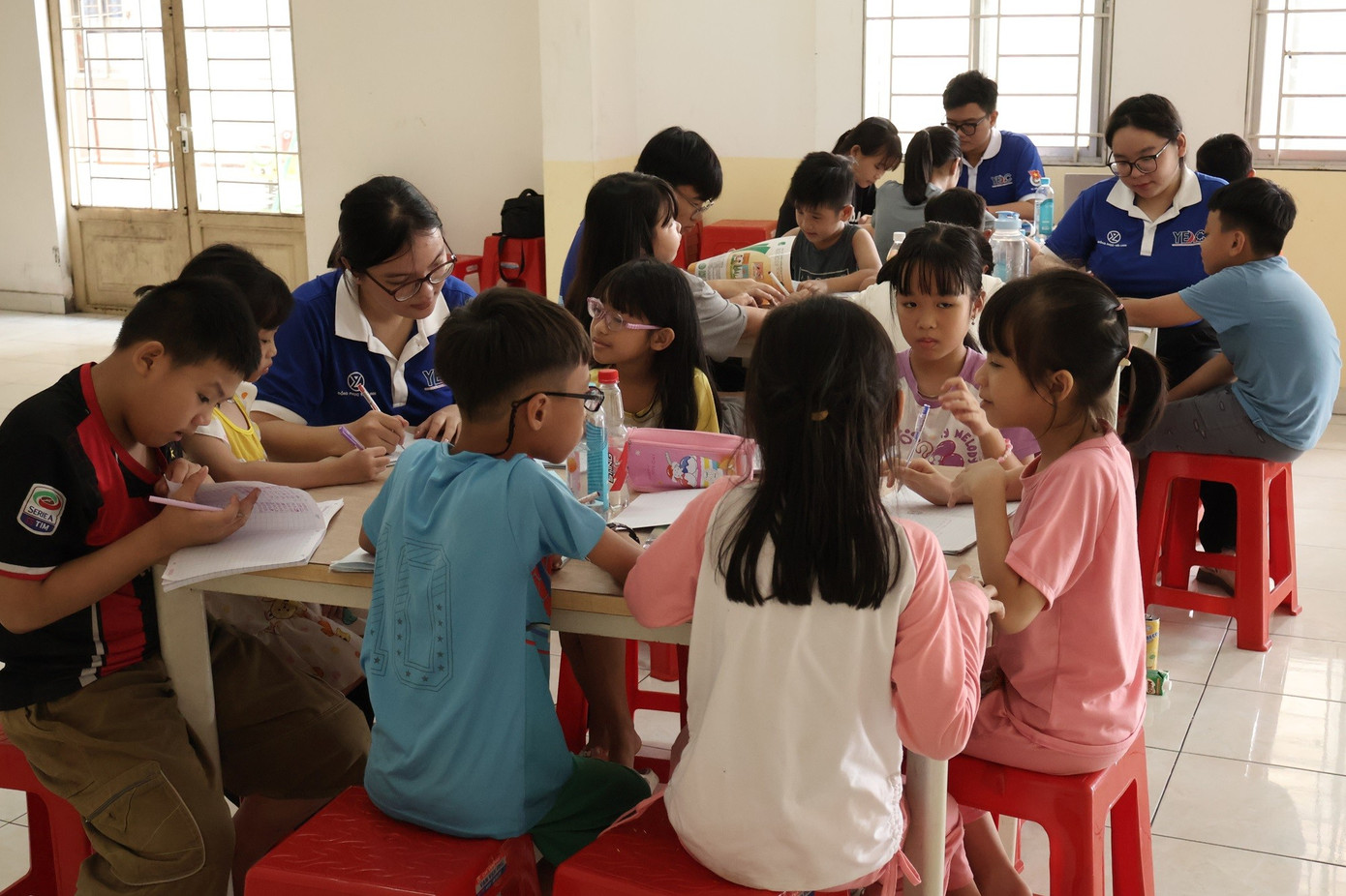 Các em học sinh chăm chú trong giờ học tại lớp học Khu lưu trú 51. (Ảnh: Huỳnh Anh) anh-5.jpg