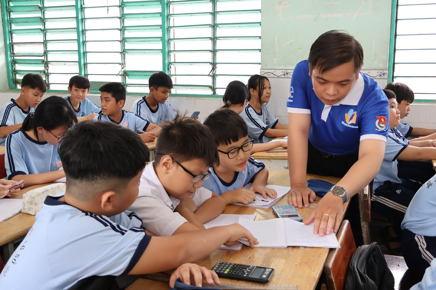 Thầy giáo Minh Quý giải đáp thắc mắc cho học sinh trong giờ giải bài tập. (Ảnh: Huỳnh Anh) anh-2-3.jpg