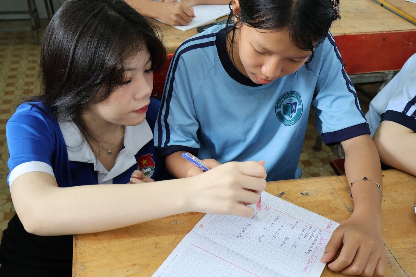 Phương Linh tận tình giảng bài cho từng em học sinh tại lớp học. (Ảnh: Ngọc Thương) anh-3-1.jpg