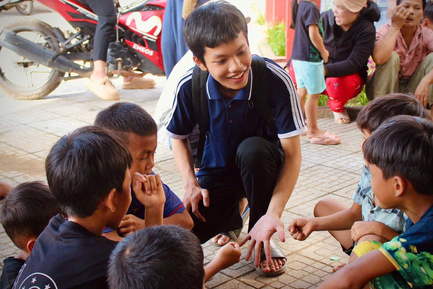 Tình nguyện viên mang niềm vui đến các em thôn Bồ Hòn (xã Bình Điền, TP. Huế). anh-2-1.jpg