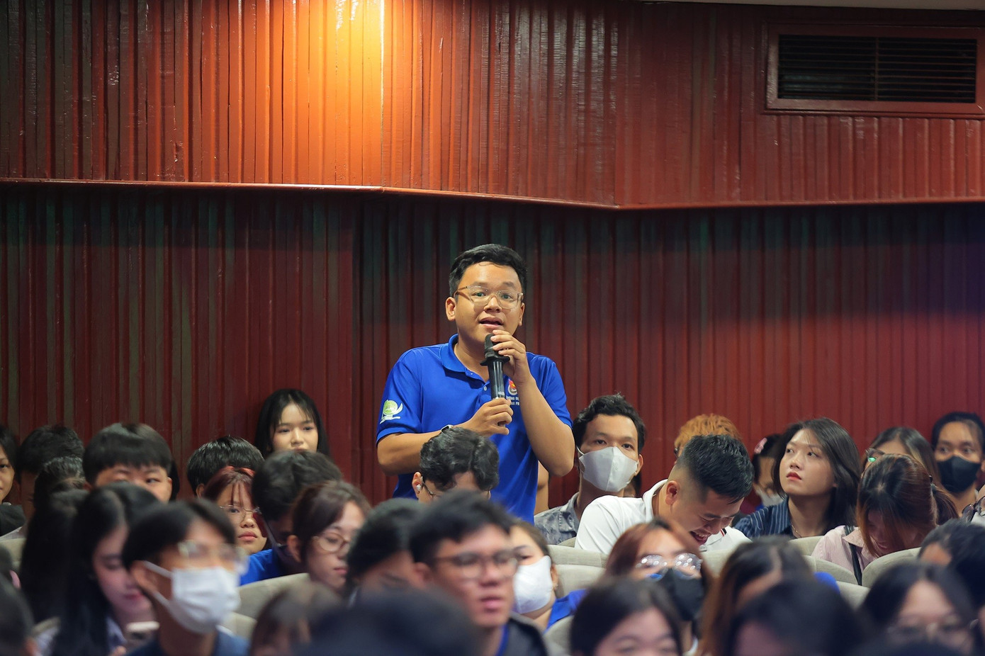 Một bạn sinh viên đặt câu hỏi với các chuyên gia tại chương trình. sinh-vien-dat-cau-hoi-voi-chuyen-gia-tai-workshop-anh-pham-thai.jpg