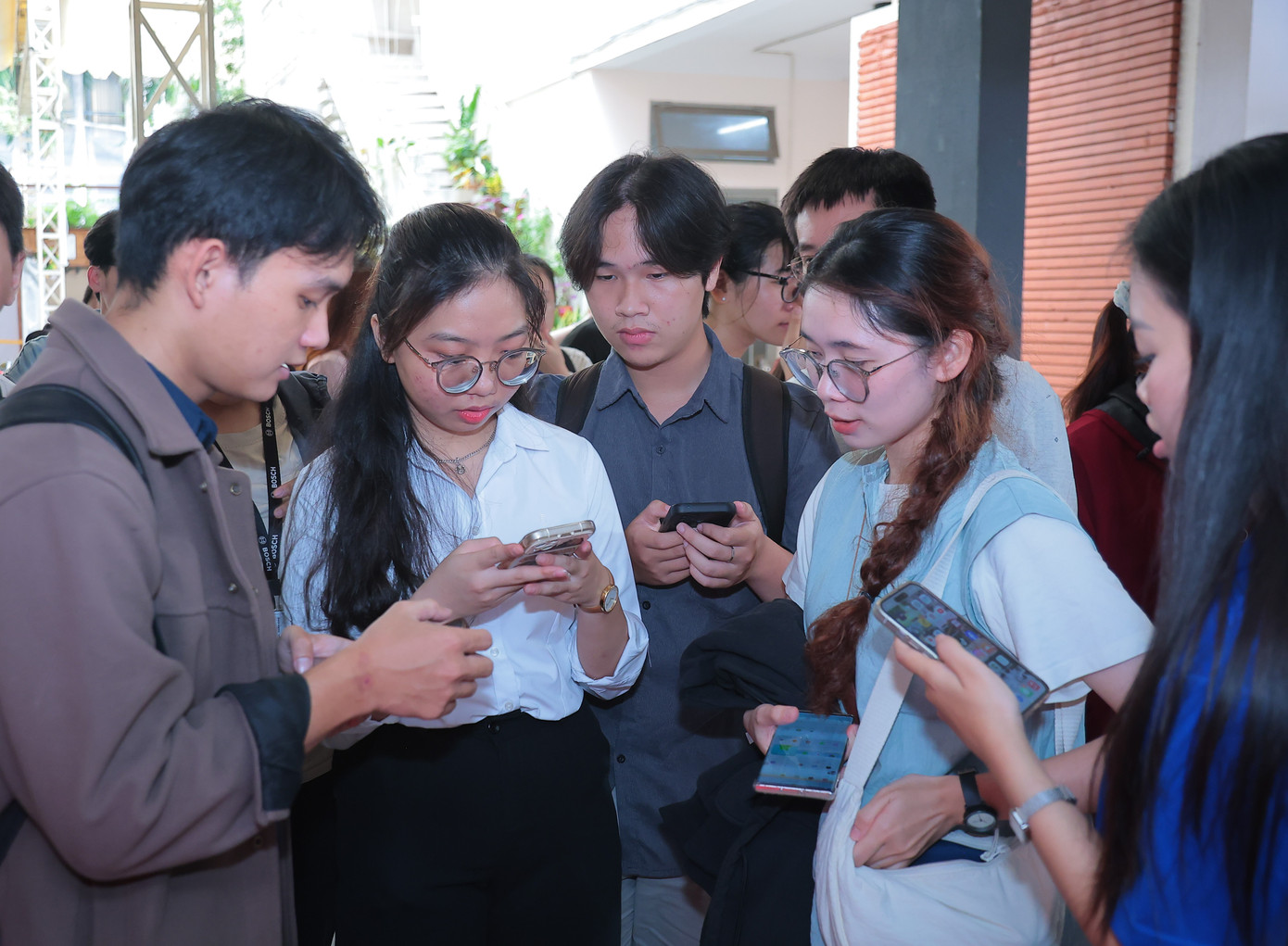 Sinh viên trải nghiệm AI tại chương trình. sinh-vien-trai-nghiem-su-dung-ai-tren-may-tinh-msi-va-ai-tren-dien-thoai-tai-chuong-trinh-anh-pham-thai.jpg