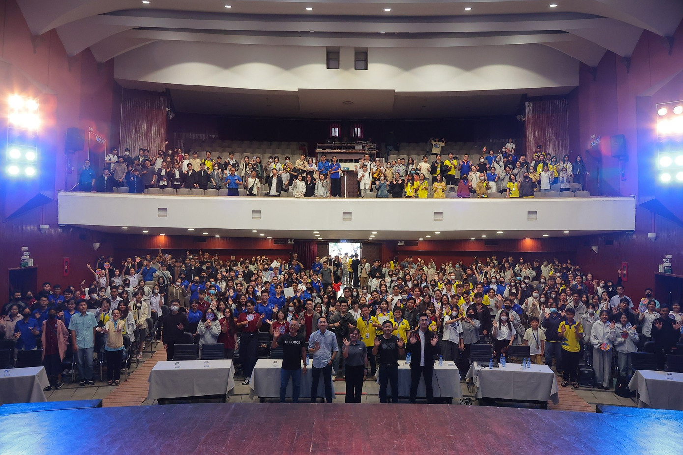 sinh-vien-tham-gia-chuong-trinh4-anh-pham-thai-1.jpg