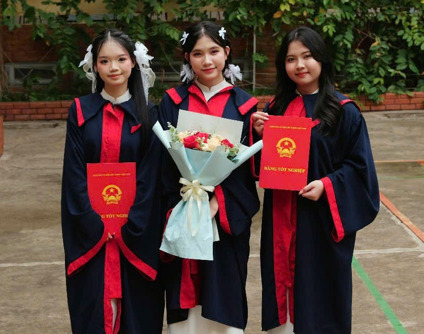 Tường Vi (ngoài cùng, bên trái) cùng hai người bạn. z6815242758005-92ed174f725df50ef82d723c3fcc7243.jpg
