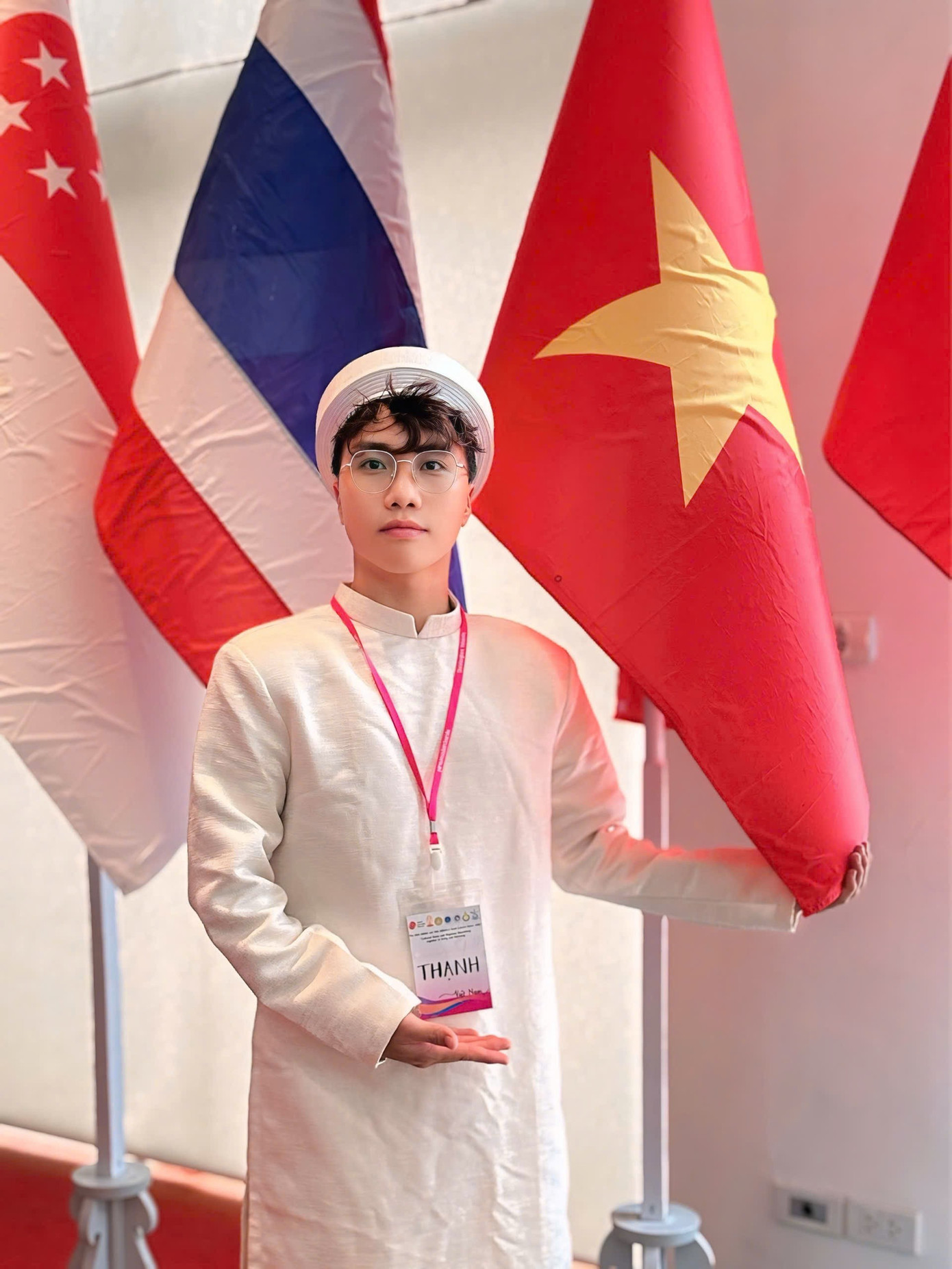 Đông Thạnh tự hào mình là một trong những đại biểu đại diện cho Việt Nam tham gia giao lưu. z6815370344660-7ddee57b0785d09574a3f37ad643ac13.jpg