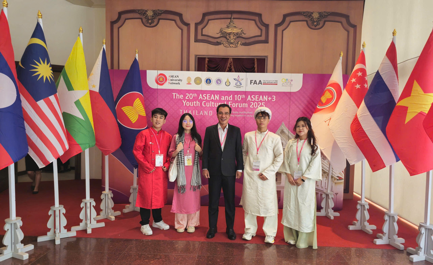 Đông Thạnh (thứ hai, từ phải sang) cùng ba sinh viên tham dự Diễn đàn Văn hóa thanh niên ASEAN và ASEAN + 3, năm 2025. z6815370350920-d064fd6cfcc06b0bd26c3d6f354b8340.jpg