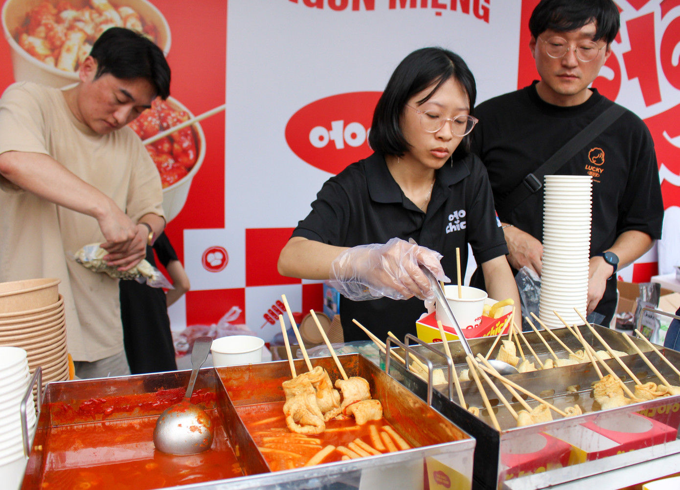 Các món ăn đậm chất Xứ sở Kim chi như chả cá, teokbokki được bày bán tại Lễ hội. do-an-truyen-thong.jpg