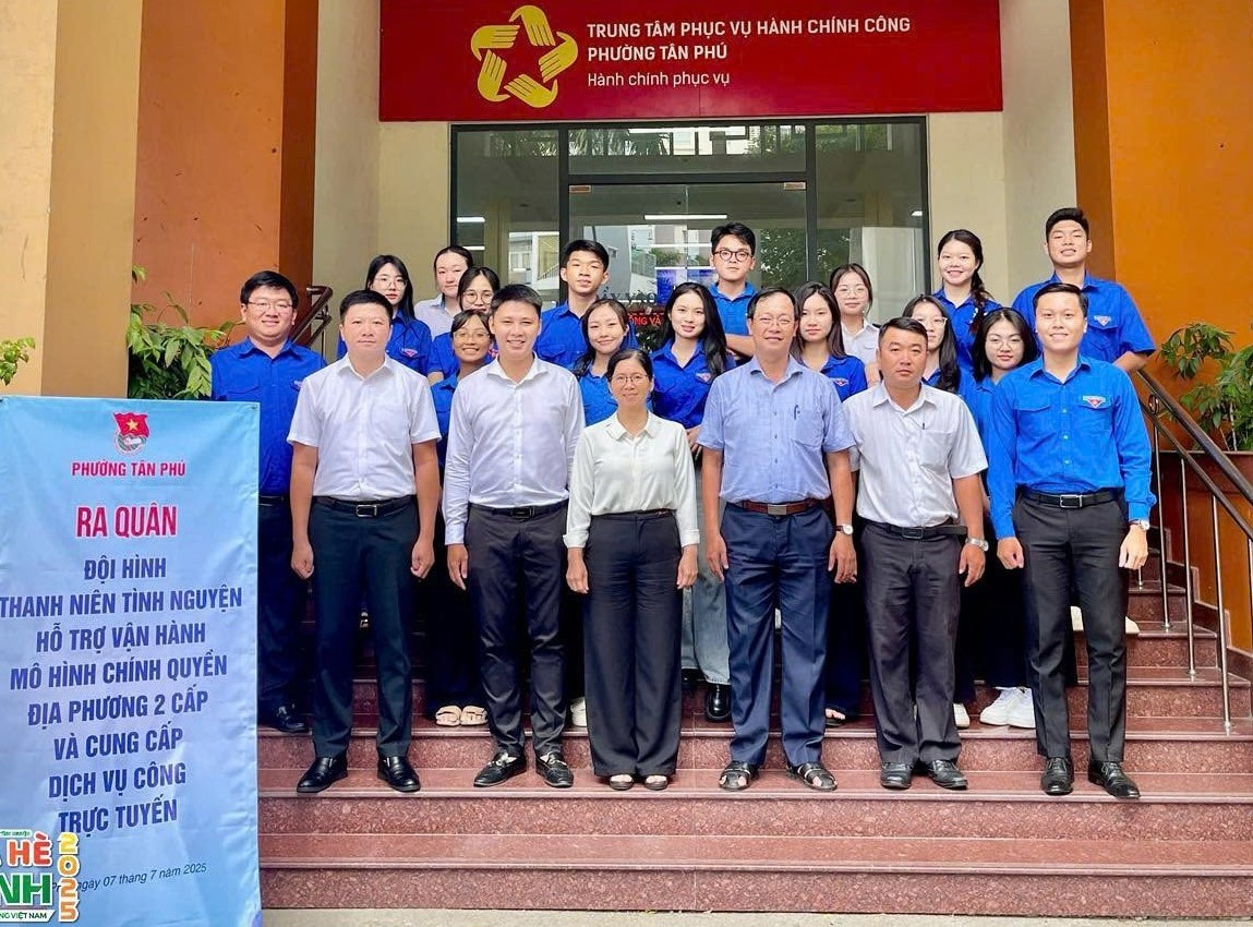 Đội hình "Sắc Hè công nghệ", Học viện Hàng không Việt Nam kết hợp cùng Ủy ban Nhân dân P. Tân Phú, TP. HCM tổ chức chương trình “Chạm vào số: Cộng đồng số hóa”. z6807218004762-c68dcd36b9e327a213fbefce27c934c7.jpg