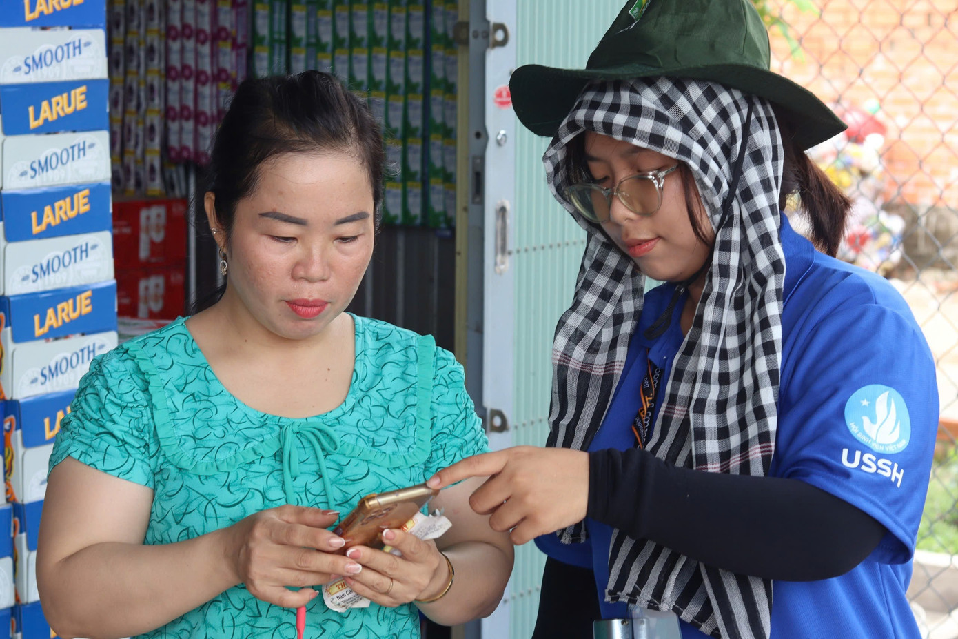 Chị Nguyễn Thị Ngọc Huyền được các bạn chiến sĩ hướng dẫn sử dụng app VNeID. z6807197343377-25eba5331e7ffcc61f6a8d6fe255a864.jpg