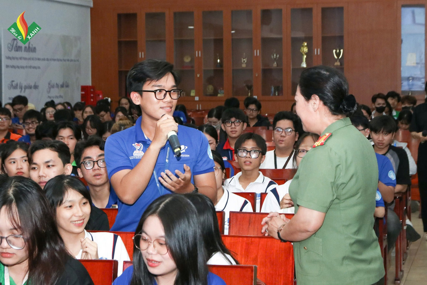 Buổi chuyên đề diễn ra trong không khí nghiêm túc nhưng vẫn đầy sôi nổi. (Ảnh: Fanpage Áo xanh OU) z6807197720720-d9a8250d0fd70a250d4bd85b2dbbada2.jpg