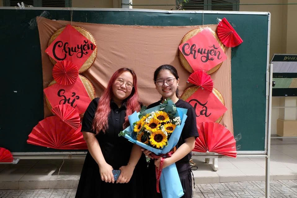 Khoảnh khắc rạng rỡ của các bạn bên photobooth dân gian “Chuyện sử – Chuyện ta”. z6847200844161-2a48dc036bfa47c41f5c87b9a5019299.jpg