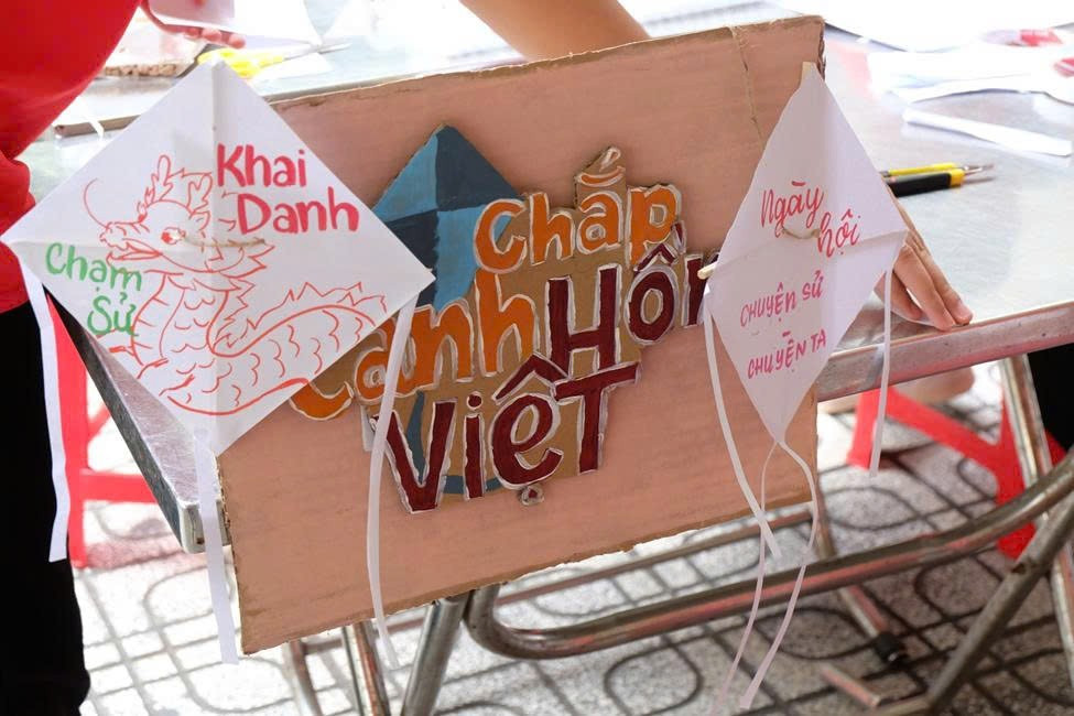 Gian hàng “Chắp cánh hồn Việt” được các bạn ban tổ chức thiết kế và trang trí. z6847200378626-66a4b6bbc8dc15c0b4e739308ba5eeee.jpg