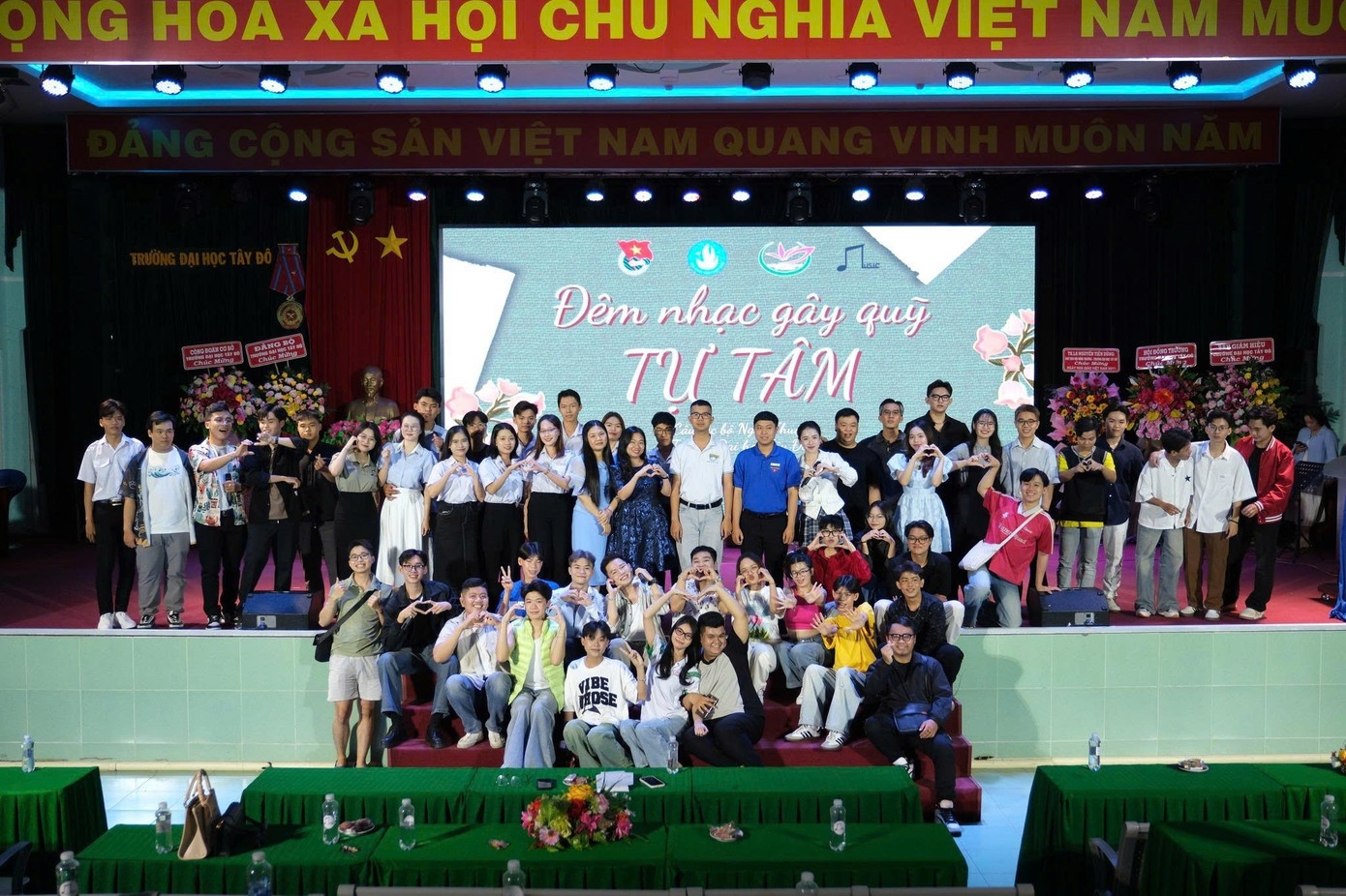 Sinh viên tổ chức chuỗi đêm nhạc gây quỹ ‘Tự Tâm’ z6800137431060-bd801bf0b0b2a87db2a6f032a048aff7.jpg