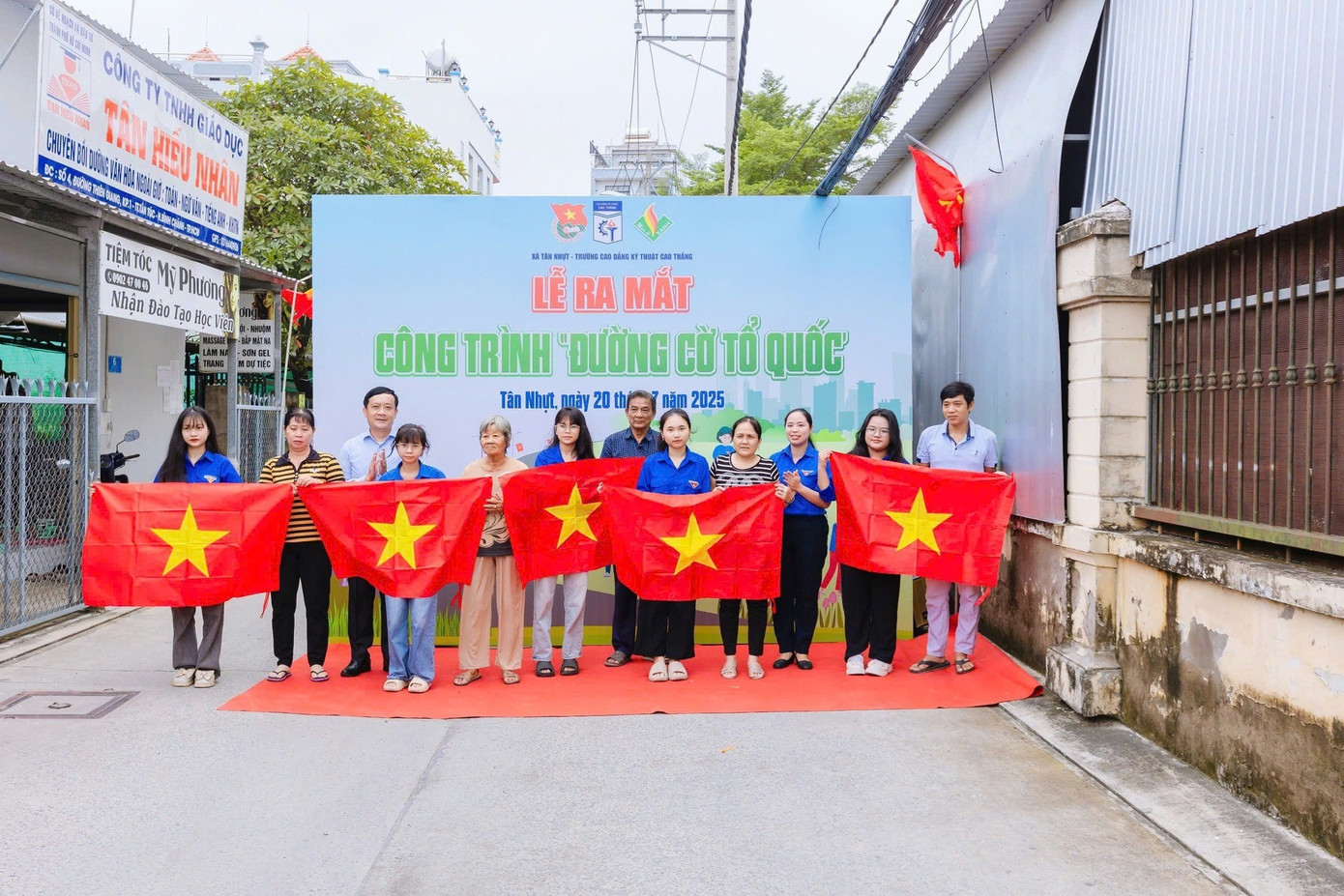 Ra mắt công trình 'Đường cờ tổ quốc' tại địa phương. (Ảnh: Thành Đoàn TP. HCM) 518360743-1059040283075013-7578392606068844429-n.jpg