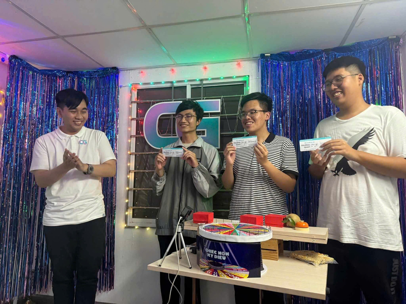 Võ Phúc Hưng (ngoài cùng, bên trái) dẫn 'Chiếc nón kỳ diệu'. (Ảnh: NVCC) z6846731494108-18efea7aac9410ca5438ab60d12da6f5.jpg