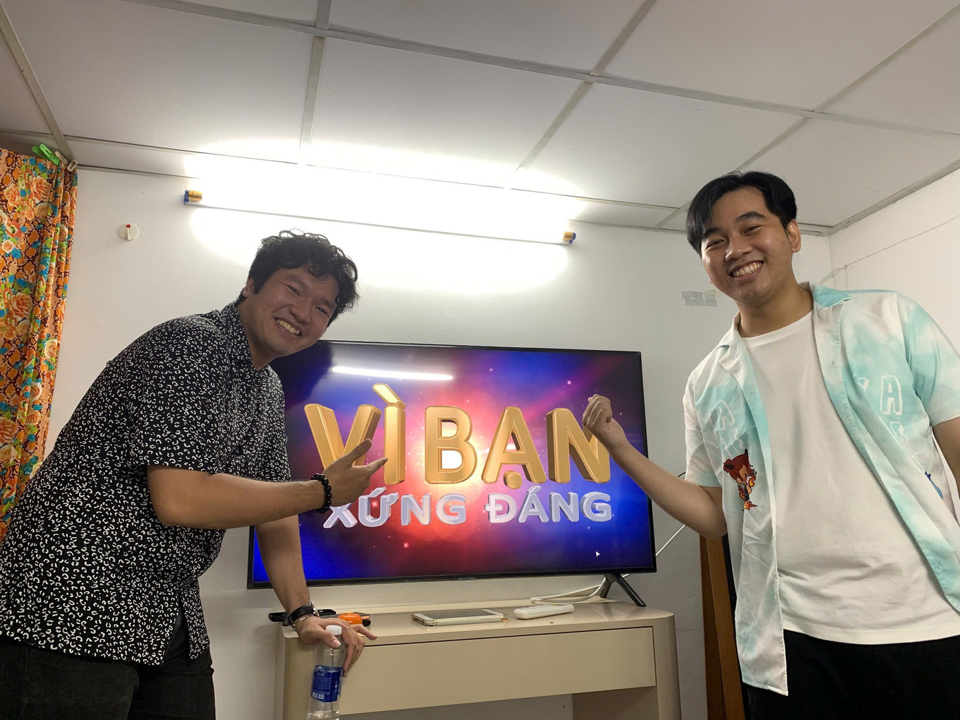 Phúc Hưng (bên phải) hạnh phúc với công việc thiết kế gameshow truyền hình mình đang làm. z6846731174642-21e90e70652a1b8b990bf4988592f802.jpg