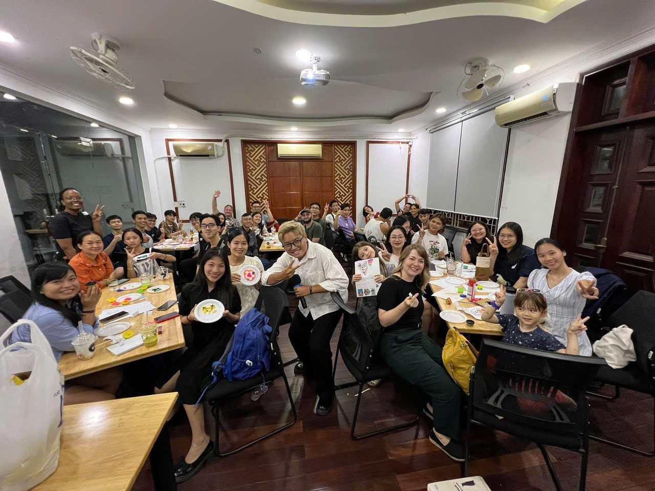 Anh Vũ (áo trắng, giữa) là điều phối viên cho hoạt động của FOI Saigon. z6824618410507-7d1cffa4024d863c5343c44bb11a1522.jpg