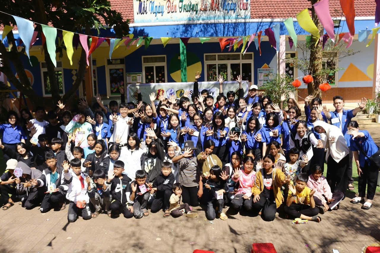 Pleiku English Club đồng hành cùng Làng trẻ em SOS trong dự án “PEC sum vầy, Tết đong đầy”. z6824617586870-43aecfe20f7b8d9f0525c2e22a5a3e2c.jpg