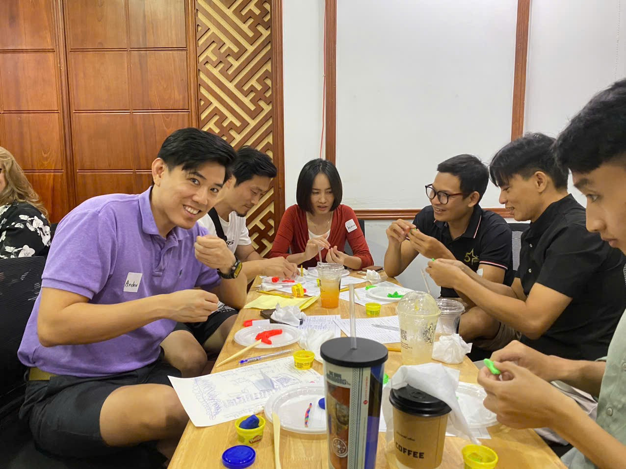 Andrew Ong (áo tím) tham gia trò chơi nặn đất sét theo từ vựng được nhận. (Ảnh: Chung Quỳnh) z6824616335210-f13833352cab28d31cdb8ed475118921.jpg
