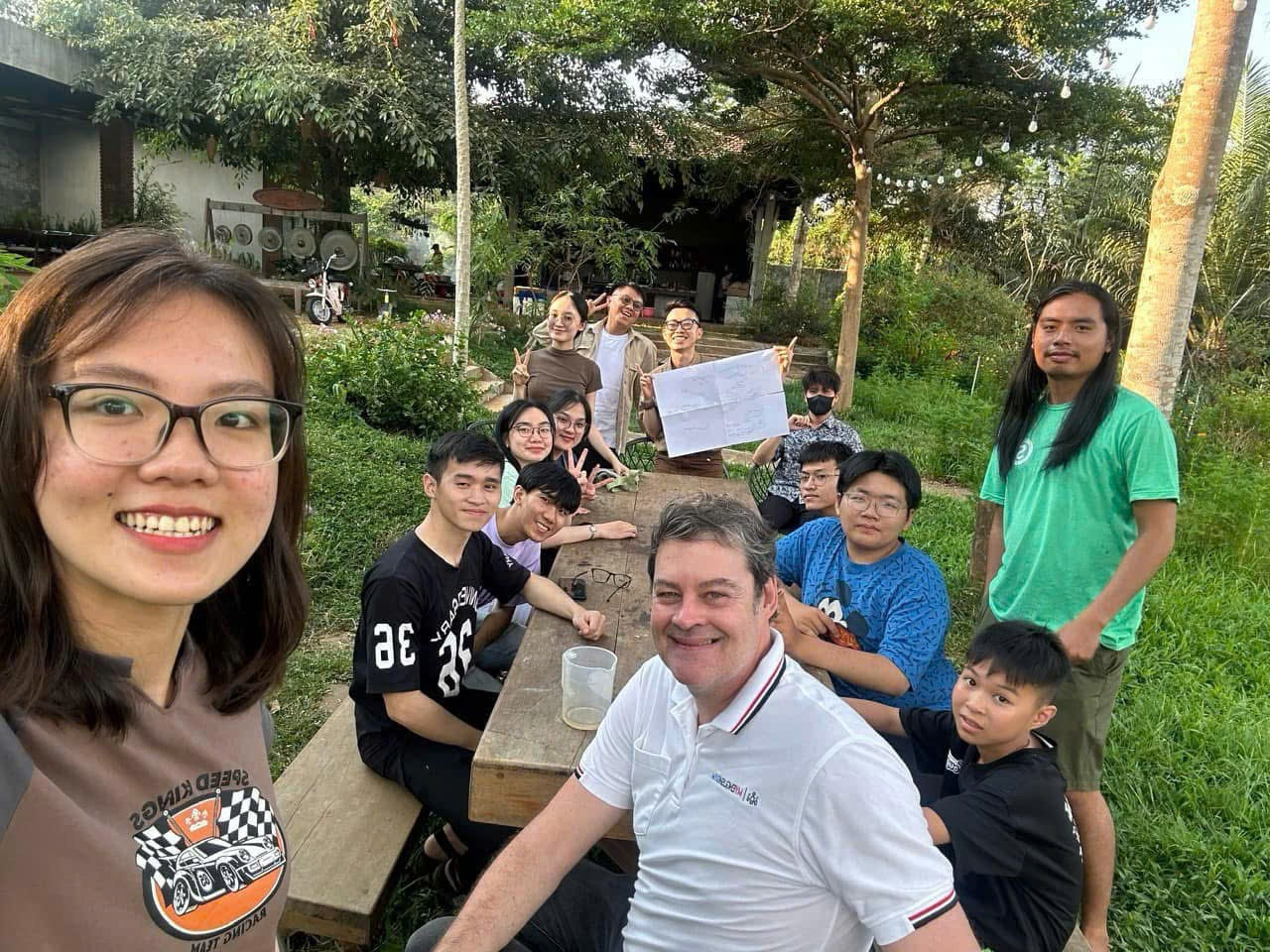 Nhờ gắn kết với cộng đồng người trẻ, Pleiku English Club thường có các buổi giao lưu với các tình nguyện viên quốc tế. (Ảnh: NVCC) z6824617598536-98f6755a887782032662ebe5037bf593.jpg