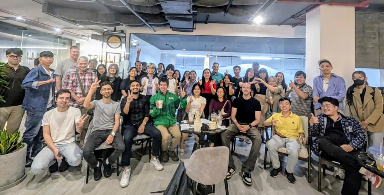 Hoạt động tại Buddies Club do Minh Hiếu (ngoài cùng, bên phải, hàng ngồi) tổ chức thu hút được nhiều người trẻ trong và ngoài nước tham gia. (Ảnh: NVCC) z6824617578806-39f4db3bd9456386cbec9c5f6a9a75ca.jpg