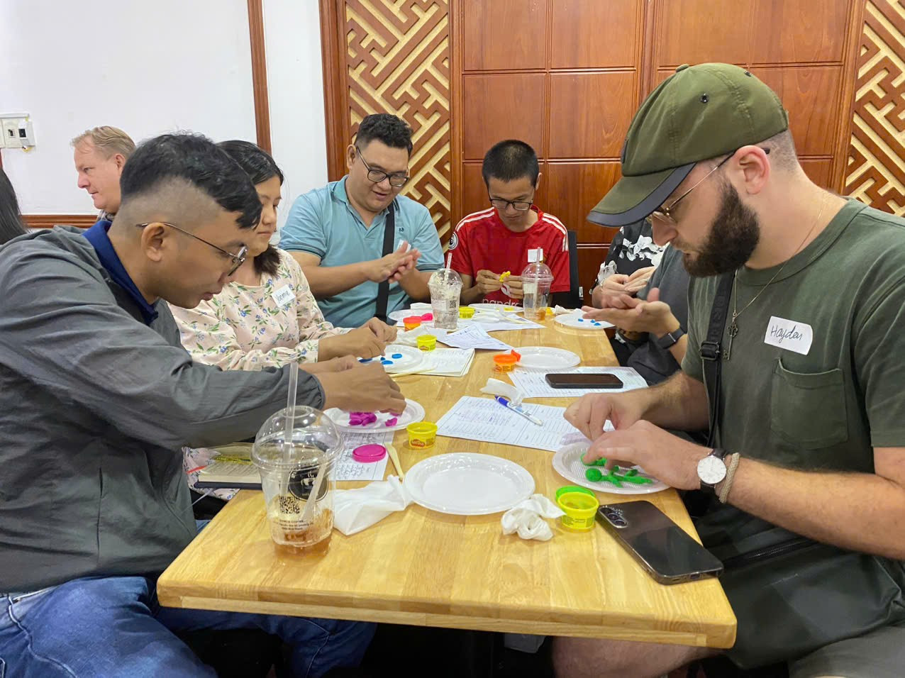 Hoạt động ở FOI Saigon thu hút người tham gia ở mọi quốc tịch và mọi lứa tuổi. (Ảnh: Chung Quỳnh) z6824616337879-ddc22b863ddabd8235dfebd1e1dd2406.jpg