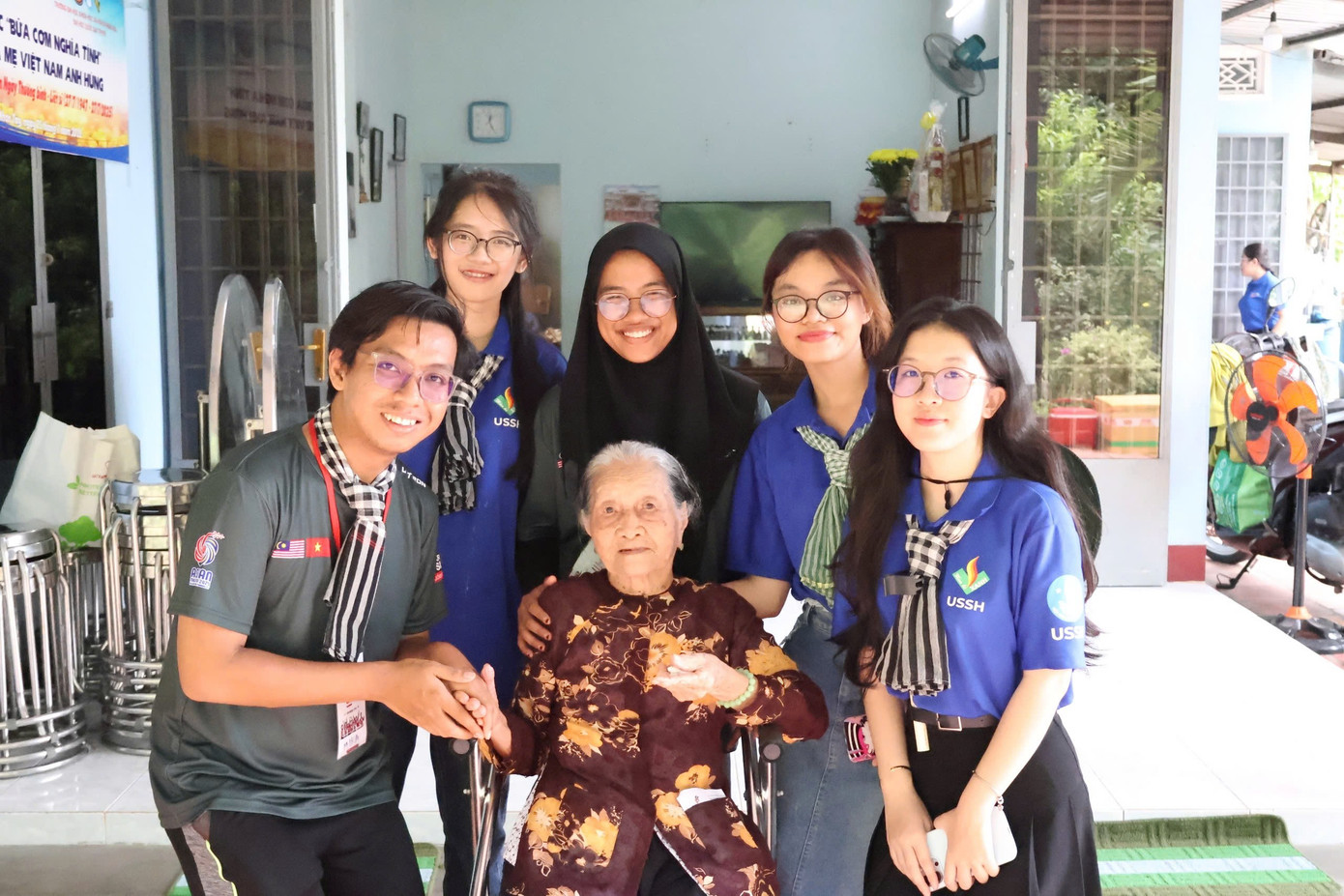 Các hoạt động về nguồn, tri ân Mẹ Việt Nam Anh hùng cũng đã được thực hiện thể hiện lòng tri ân, biết ơn của thế hệ trẻ hai nước. z6852238663432-d88612d595bac7b38863a2e4138390de.jpg