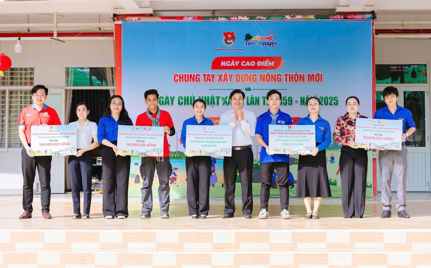 Hoạt động chung tay xây dựng nông thôn mới tại xã Bình Lợi. (Ảnh: Thành Đoàn TP. HCM) 519619640-1059039143075127-7746195043841663466-n.jpg