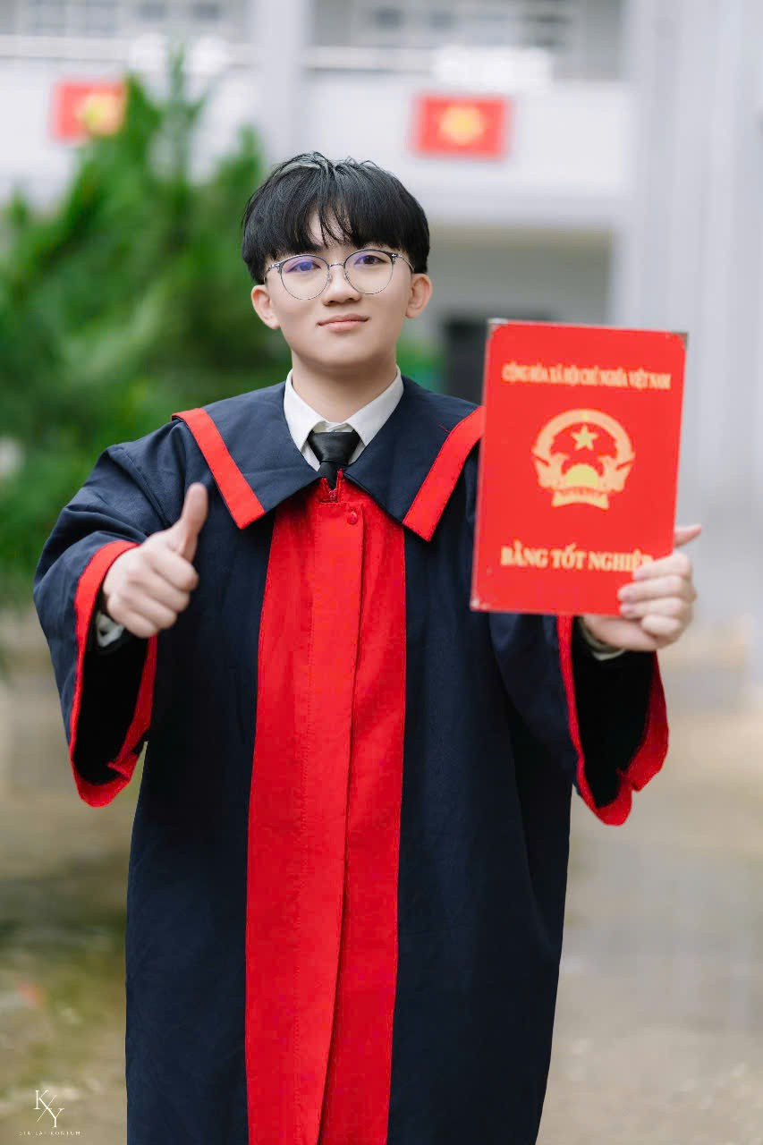 Phan Trịnh Nguyên tại Lễ trao bằng tốt nghiệp THPT. z6822438697988-dd6c5cd677be8662b2b7a3c18a9de8be.jpg