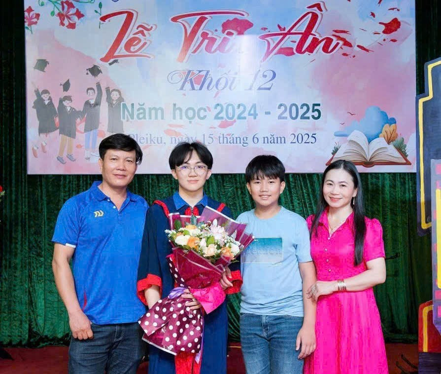 Trịnh Nguyên hạnh phúc bên gia đình mình. z6822448337896-58bb0886b71ea3bad18e2a8cd8e20497.jpg