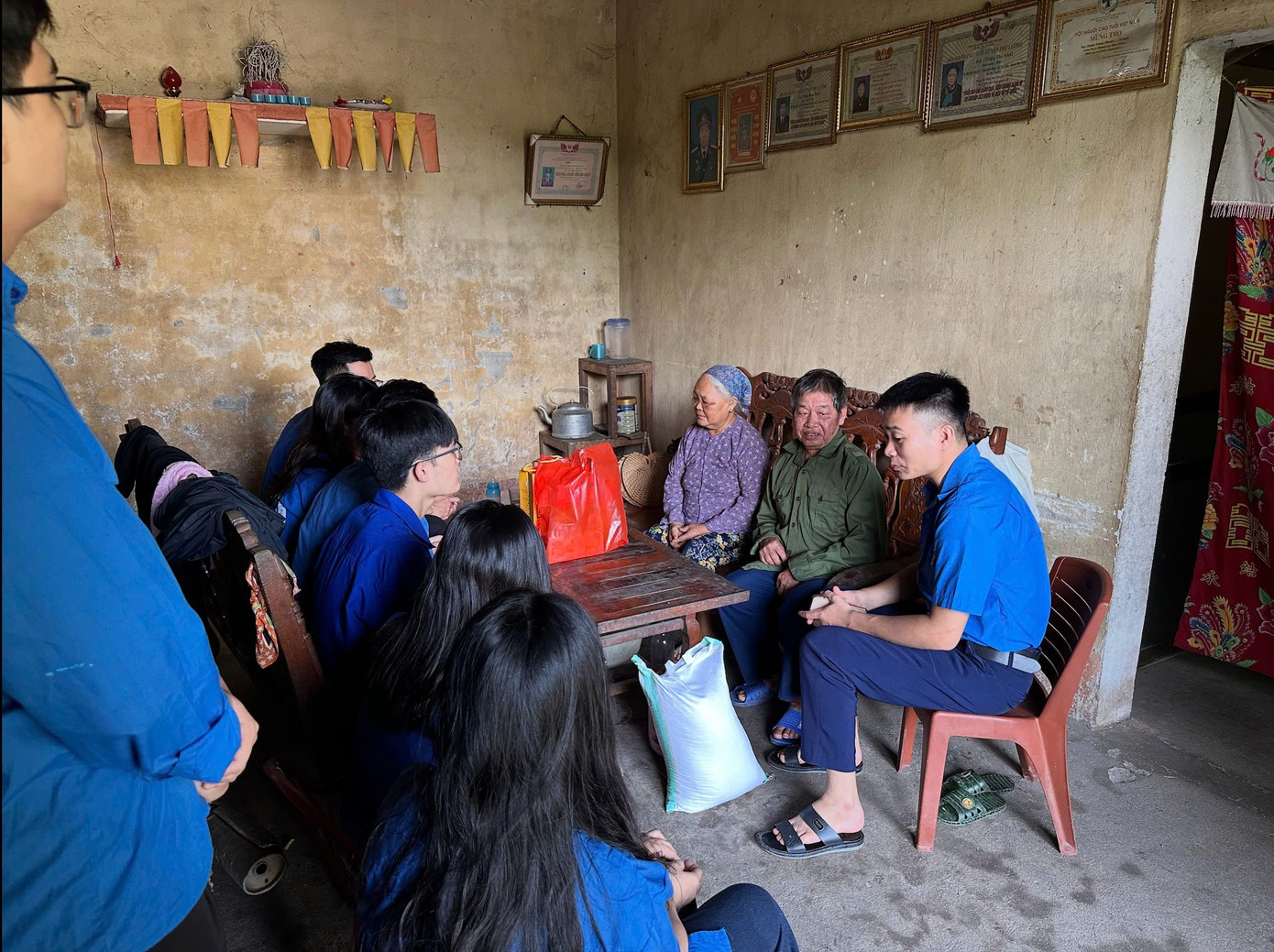 Hoạt động thăm hỏi, trao quà cho gia đình chính sách và thương binh liệt sĩ. (Ảnh: BTC) z6853995584299-0d841533907700c3a7adbf2badc1029d.jpg
