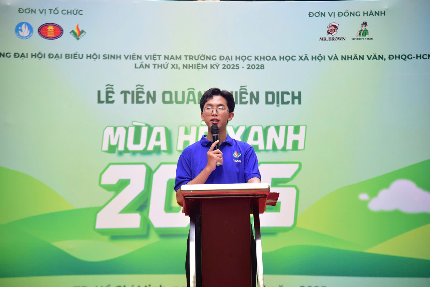 Anh Nguyễn Trần Nhật Duy phát biểu đại diện cho hơn 800 chiến sĩ ‘Mùa Hè Xanh’. z6800323293088-3b2d968325b448cb694071db76805b31.jpg