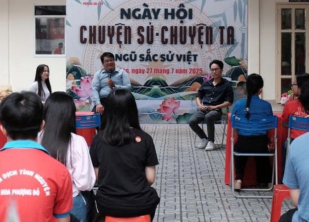 Các bạn trẻ chăm chú lắng nghe talkshow mở màn ngày hội. Sự kiện do Đội hình Tự hào Sử Việt, trường Phổ thông Năng khiếu (ĐHQG TP. HCM) tổ chức. anh-ngoai.jpg
